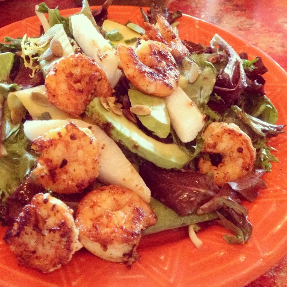 Jumbo Shrimp Field Greens With Mango, avocado, Jicama, Citrus Vinaigrette and toasted spiced pumpkin seeds|MyRaXさん