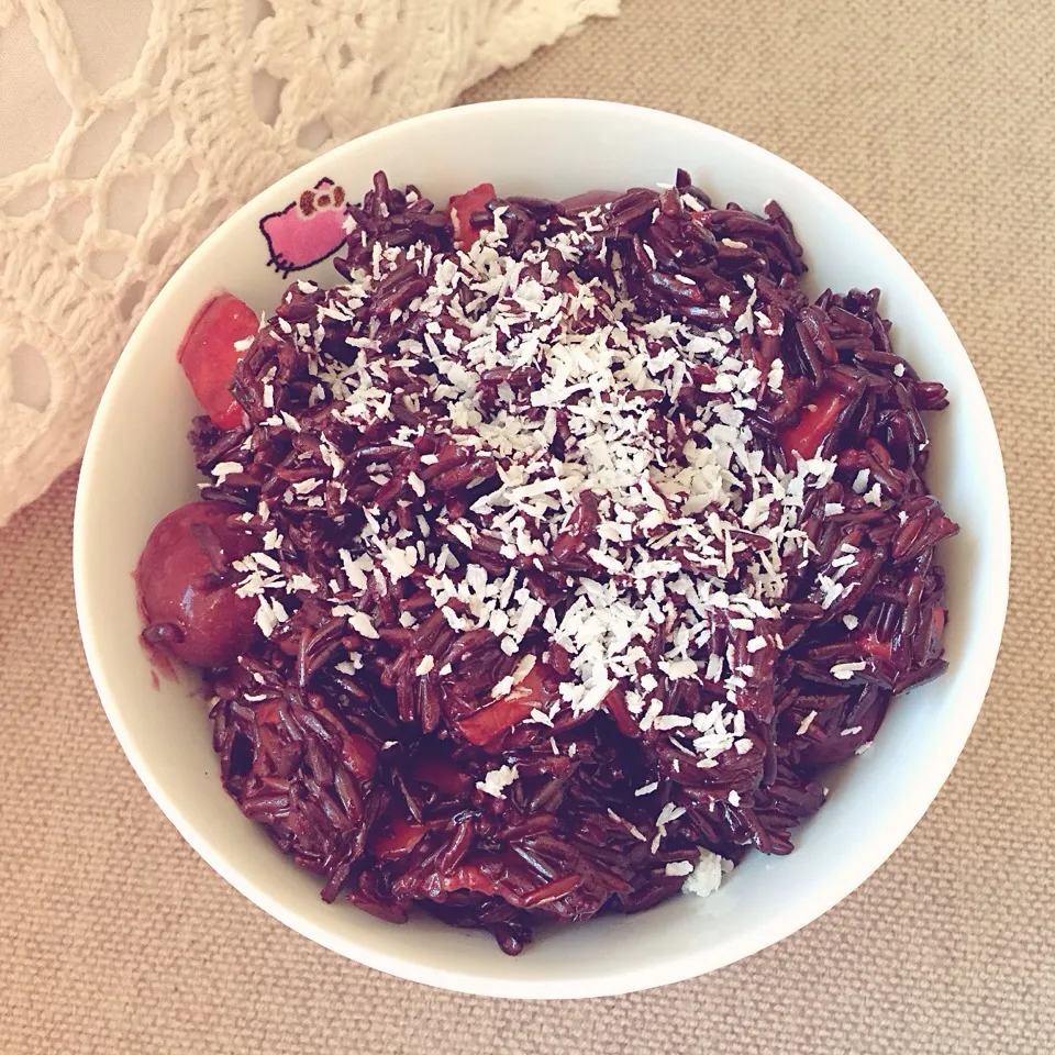 Coconut black rice with cherries, mango, strawberries and shredded coconut on top|Rianneさん