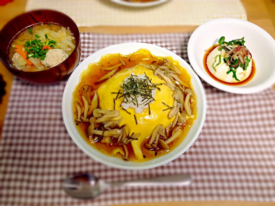 Snapdishの料理写真:きのこあんかけ和風オムライス、鶏団子とキャベツの味噌汁、冷奴。|あすみさん