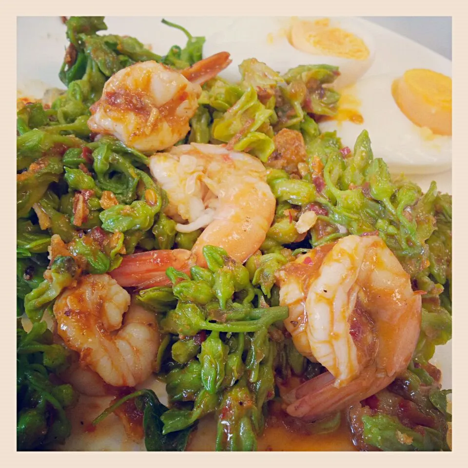 ยำดอกขจร Vegetable Spicy Salad with shimp and boiled egg (Yumm-Dok-Kajorn)|ChomChuanChim (ชมชวนชิม)さん