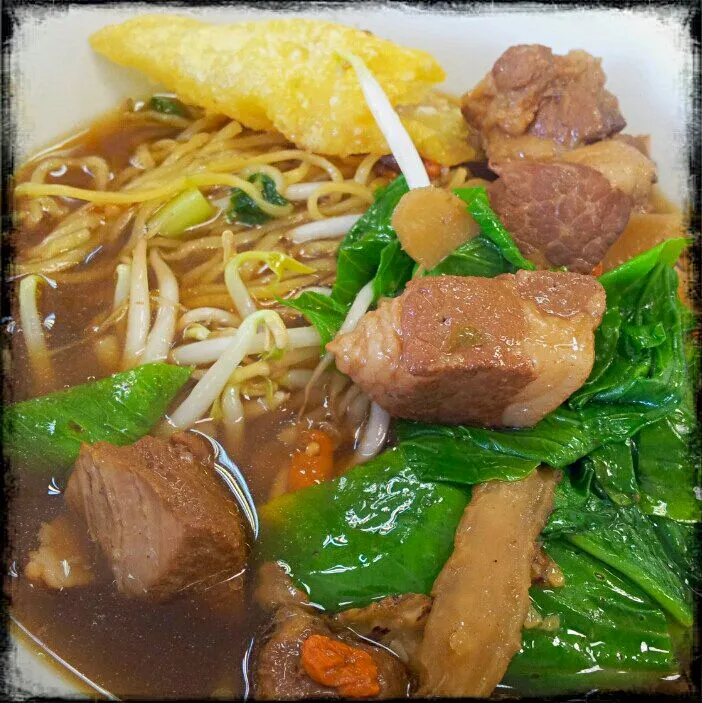 บะหมี่น้ำหมูตุ๋น noodle soup with steamed pork (bamee-nam-muu-tunn)|ChomChuanChim (ชมชวนชิม)さん