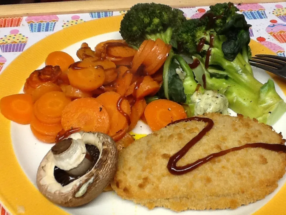 Snapdishの料理写真:Veggie kiev, broccoli and carrots|Alan (Fred) Pipesさん