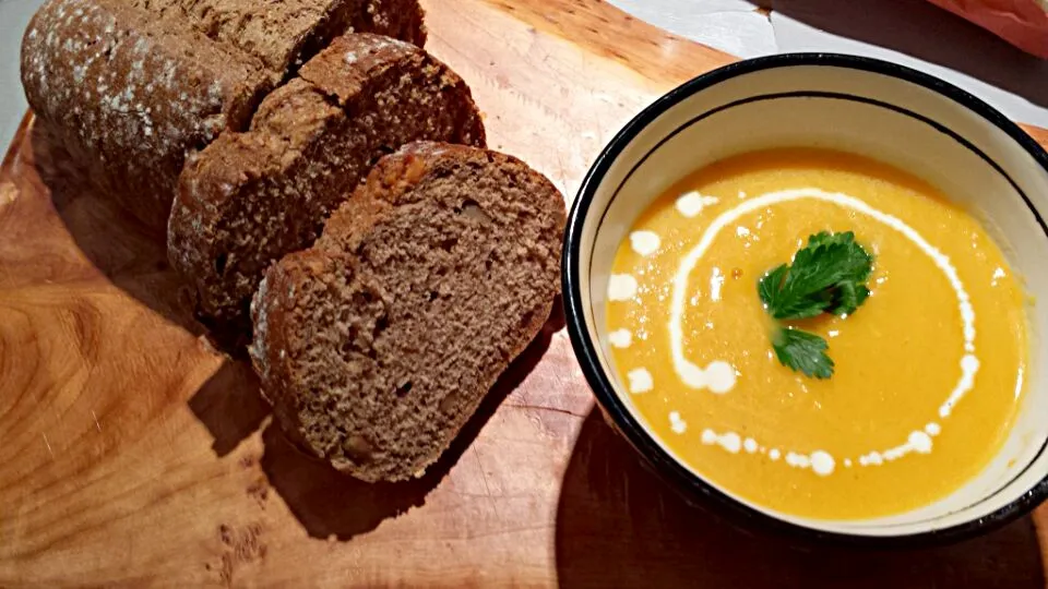 Squash & carrot soup with walnut bread|Kaorinさん