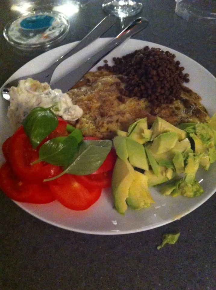 Omelette, avacado, lentils, tomato basil and potato salad 😇🌸💐🌷|🍓Jolejo🍓さん