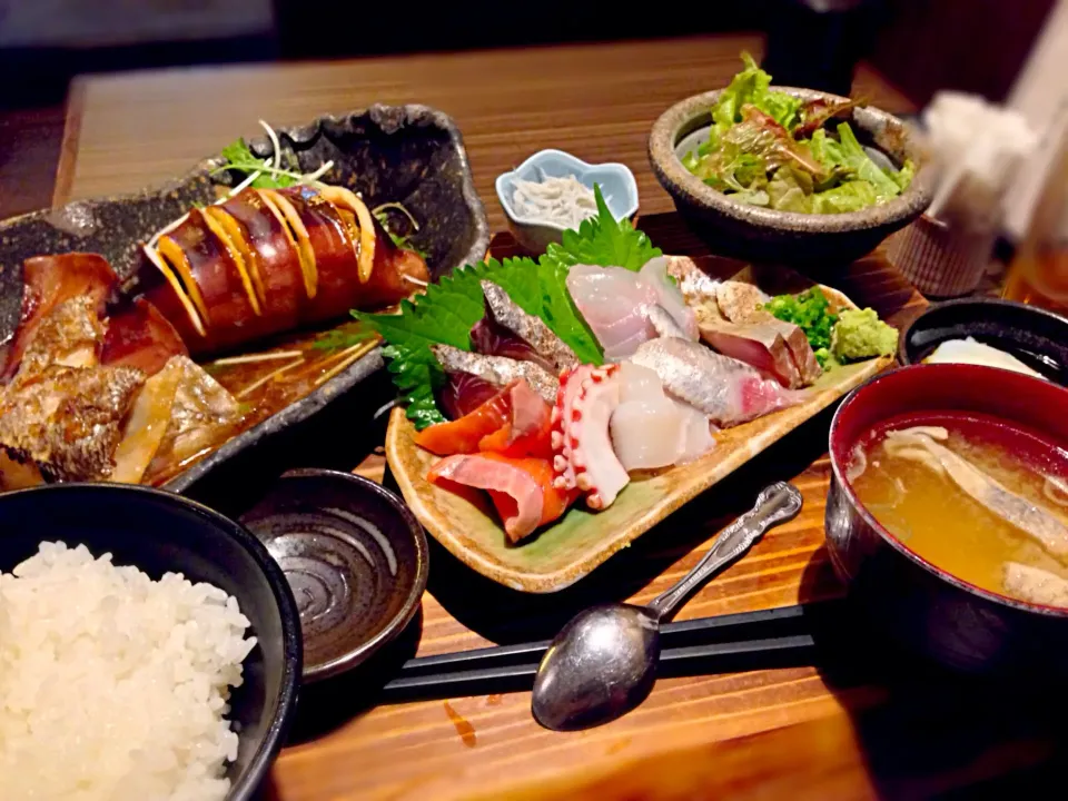 スルメイカの丸煮＆銀むつの煮付＆刺身７種盛り定食🐟|おかっぴーさん