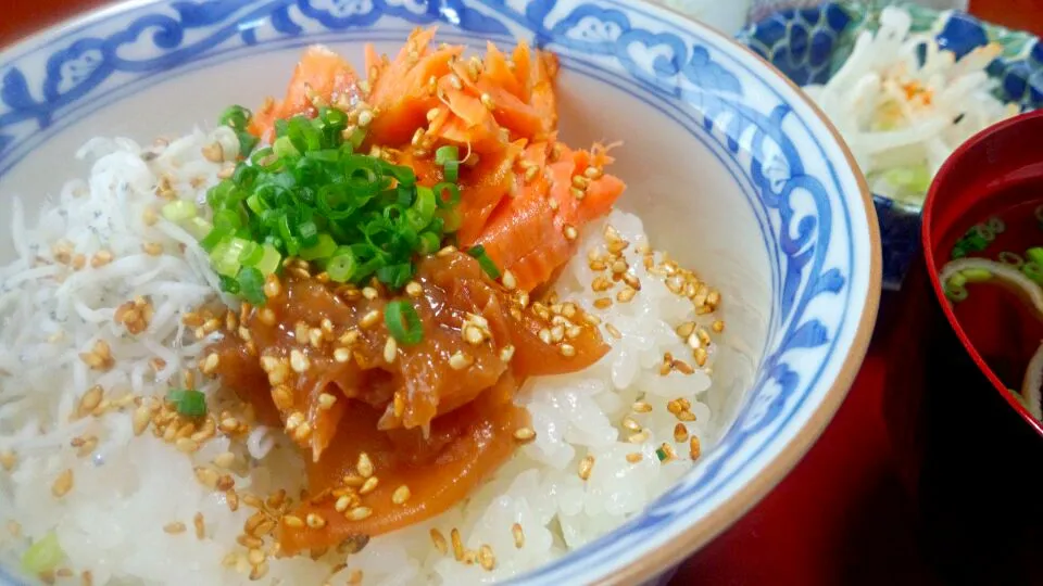 あるもので！あっさり三色小丼　醤油ごまふりかけて|ｋｚｓｙｋさん