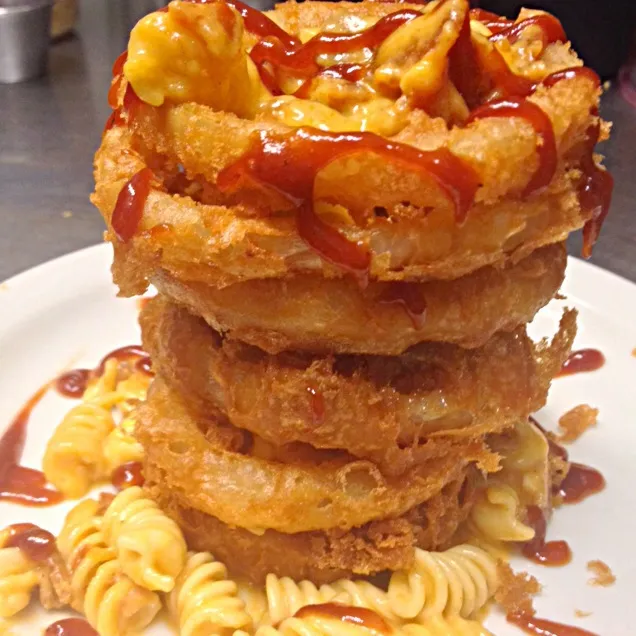 Texas Tower of  "Yeah": Bacon Mac and Cheese stuff into a tower of Onion Rings with a BBQ Drizzle|paddyさん