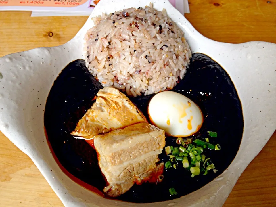 Snapdishの料理写真:黒カレー＋半熟卵＋ポーク＋八穀米1,650円也|秋山知隆さん