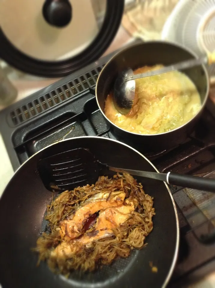 シャケとキノコのバター焼きとキャベツと卵のお味噌汁|廣瀬真奈美さん