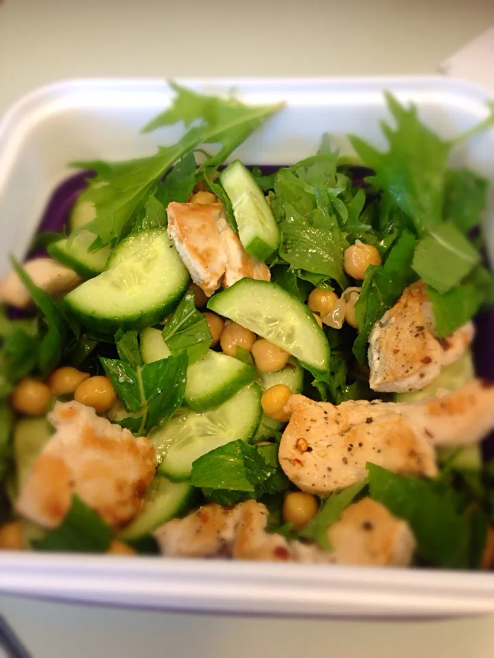 Cucumber, chicken and mint salad|Amy Robinsonさん