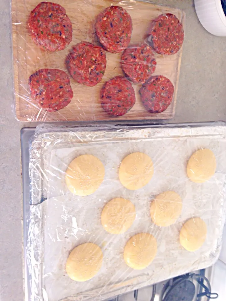 Mini burgers and sesame seed buns proving for dinner|Chrisy Hillさん