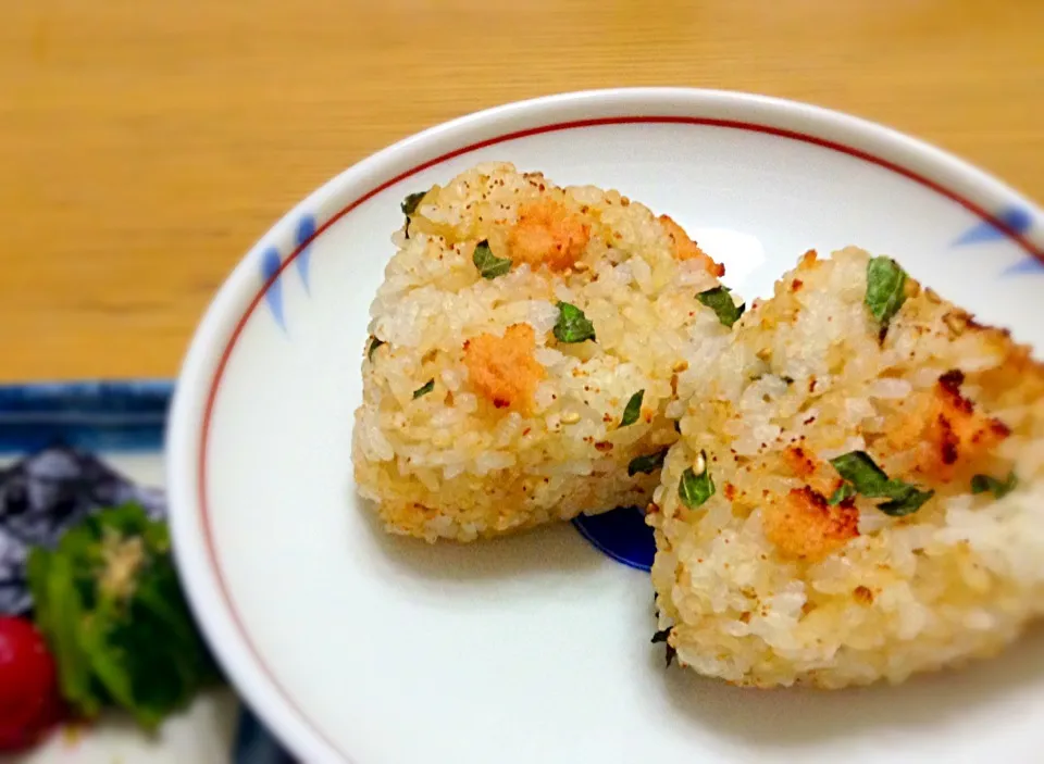 明太子としそ、ごまの焼きおにぎり|ちぇりさん