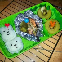 bear and rabbit rice + salmon grill + kiwi fruit|hana soffeliaさん