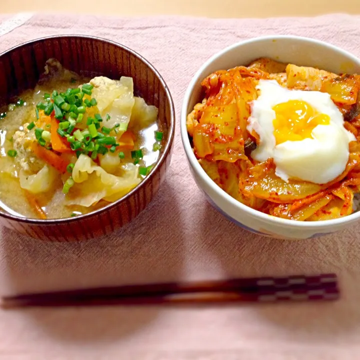 温玉のせ納豆豚キムチ丼、昨日の味噌汁。|あすみさん