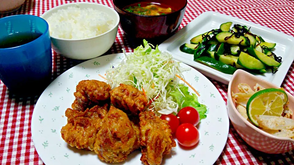 塩唐揚げ(鶏もも肉)、ミックス野菜サラダ、プチトマト、きゅうり塩昆布和え、ヤゲンナンコツ炒めかぼす添え、お味噌汁(南瓜･油揚げ･青ねぎ)|まあるさん