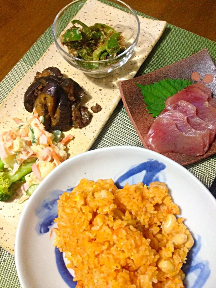 びんちょうマグロ刺し身、ポテサラ、茄子と挽肉味噌炒め、ピーマンおかか和え、チキンライス|ユムユムさん