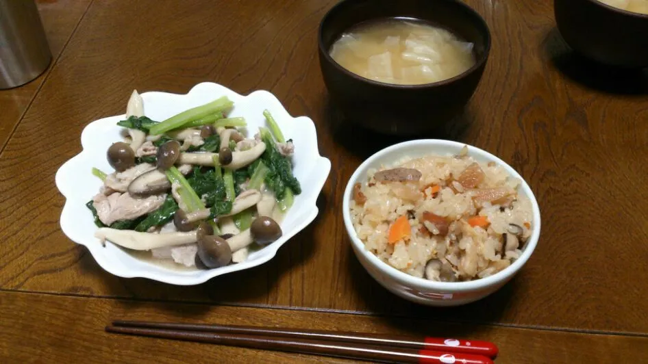 炊き込みご飯＆小松菜ときのこと豚こまの炒めもの＆キャベツの味噌汁|えっちゃんさん