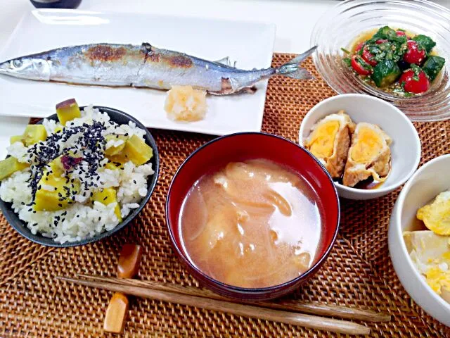 Snapdishの料理写真:今日の夕食 さつまいもご飯、さんまの塩焼き、トマトときゅうりのごまあえ、油揚げと卵の巾着煮|pinknari🐰🌈さん