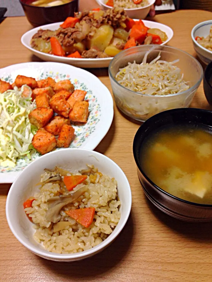 肉じゃがと鮭の唐揚げとナムルと茸炊き込みご飯|こんこんさん