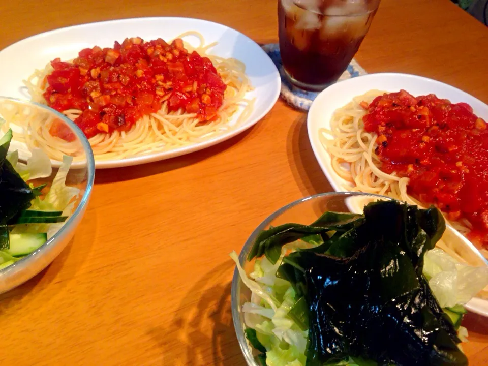 Snapdishの料理写真:タコとベーコンのトマトパスタ . わかめサラダ|なるなるさん