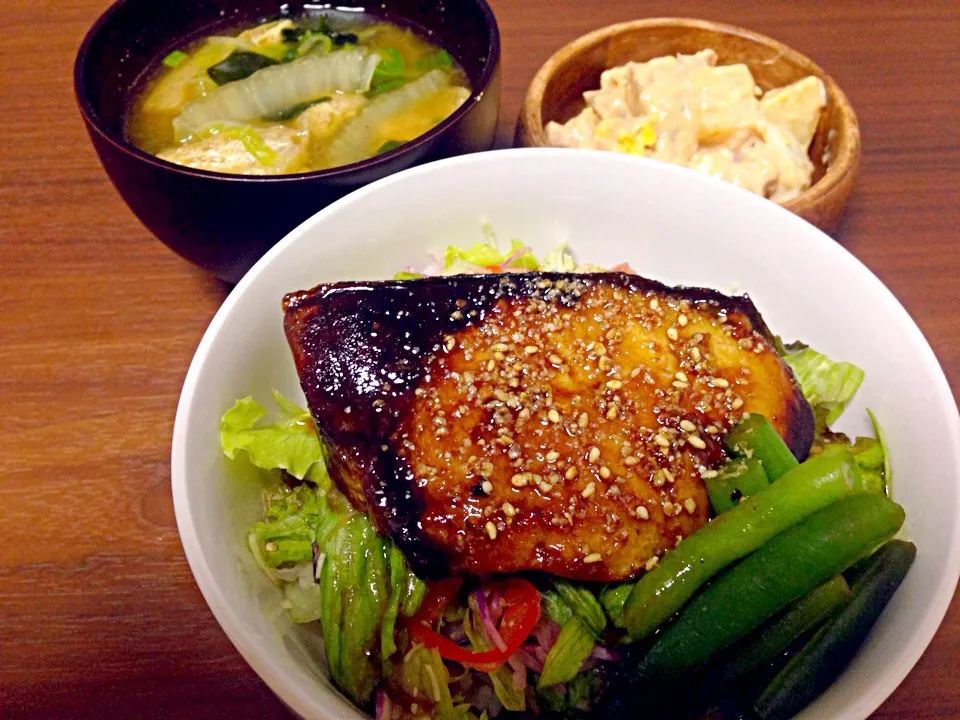 Snapdishの料理写真:ブリのバタポン丼とカフェサラダ|あやかさん