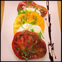 Heirloom Tomato Salad, Buffalo Mozzarella, Aged Balsamic Reduction|zikazakaさん