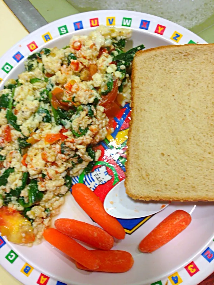 Egg whites, spinach & tomato with carrot & 1 slice of wheat bread|Graceさん