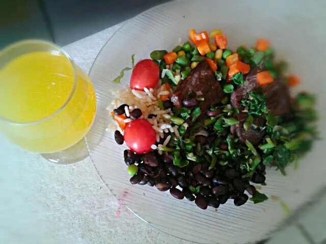 Carne + arroz + feijao + espinafre + tomates-cereja + legumes = almoço delícia ;9|Gabriela Baptistaさん