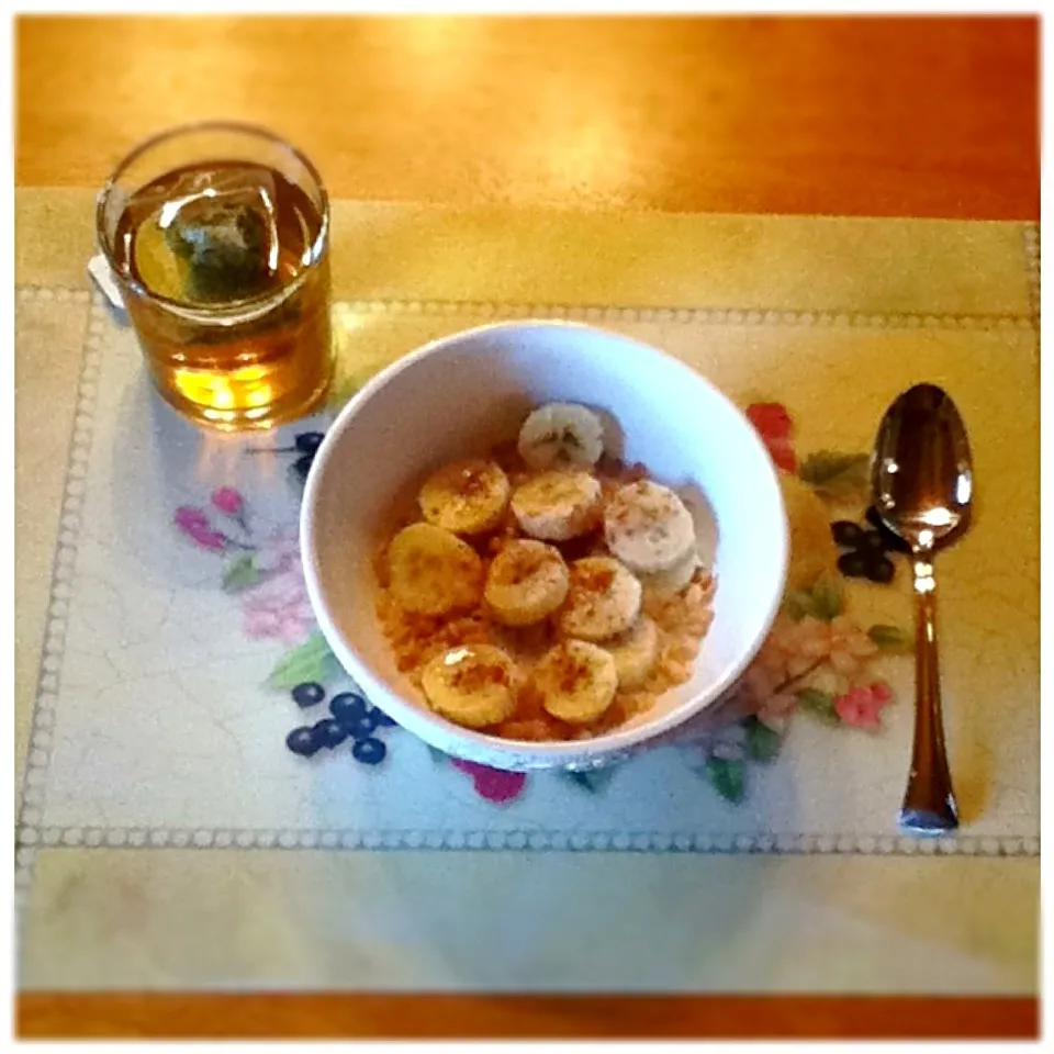 Healthy Breakfast: brown rice cereal with banana & almond milk, green tea|Sai linさん