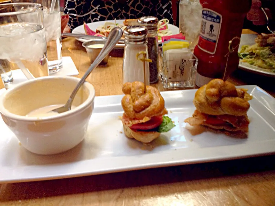 Chicken fried Bacon sliders at Phantom Canyon Brewing Company in Colorado Springs|Shawna Rowleyさん