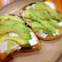 Toast with cottage cheese and avocado|Amy Robinsonさん