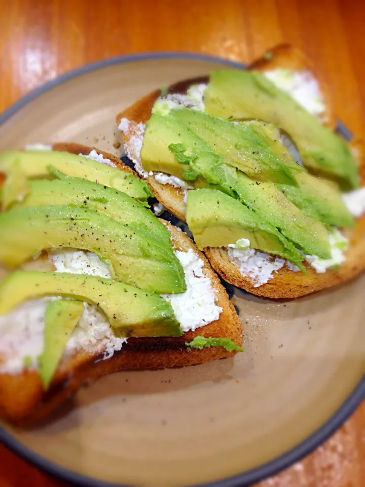 Toast with cottage cheese and avocado|Amy Robinsonさん