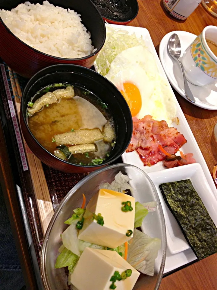 デニーズのベーコンエッグの朝定食。|ハルさん