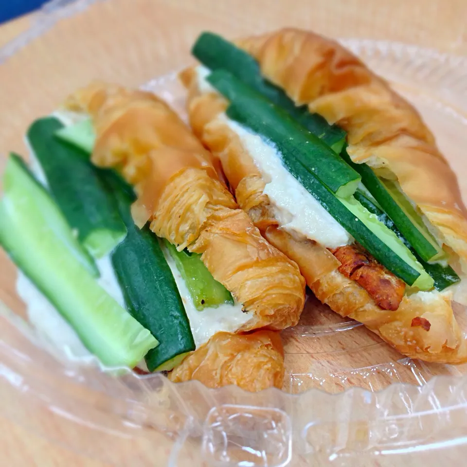 Wasabi Mayonnaise Tuna + Sautee Spice Chicken Breast + Cucumber Croissant Sandwich|Genie Cullenさん