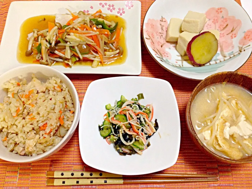 炊き込みご飯、白身魚の野菜あんかけ、高野豆腐の煮物、きゅうりわかめカニカマしらすの酢の物、お味噌汁♡|yuiさん