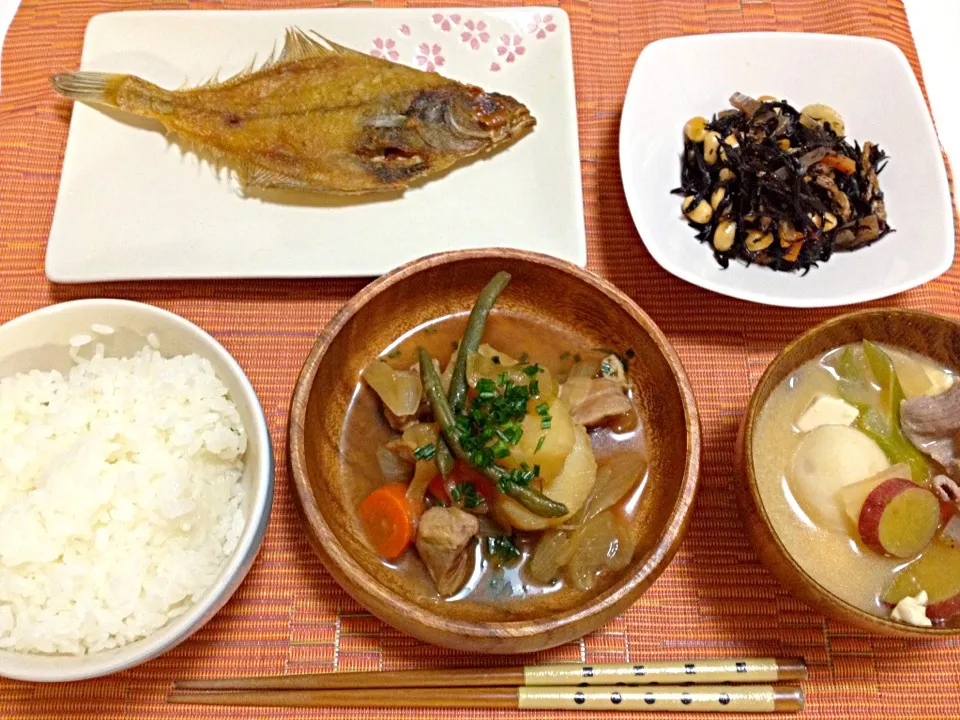 カレイの唐揚げ、鶏じゃが、ひじきの煮物、豚汁♡|yuiさん