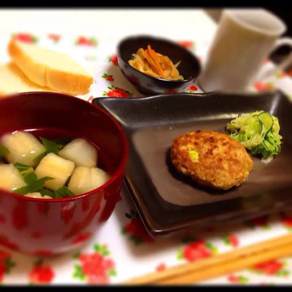 今夜のおばあちやんごはん♡豆腐ハンバーグ・胡瓜とキャベツのレモン和え・切干し大根の煮物・小松菜とおふのお吸い物。|東智恵さん