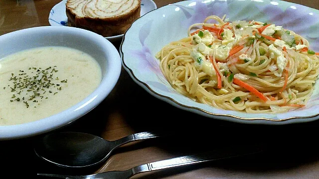 Snapdishの料理写真:チーズと野菜の冷製パスタ、じゃがいもと玉ねぎのスープ|kirihara yuneさん