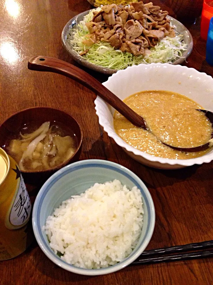 Snapdishの料理写真:豚肉生姜焼きとトロロと舞茸の味噌汁|りょうさくさん