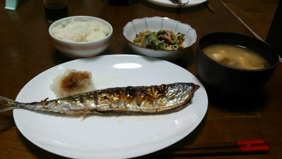 秋刀魚＆中華サラダ＆なめこと豆腐の味噌汁|えっちゃんさん