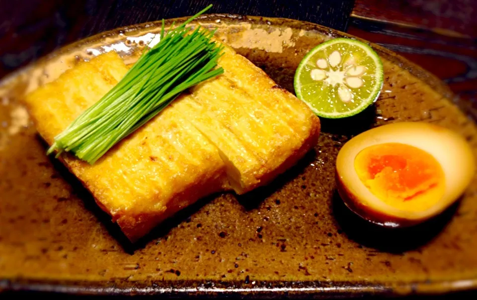 焼き厚揚げ  芽ネギ、固めたまご添え|mottoさん