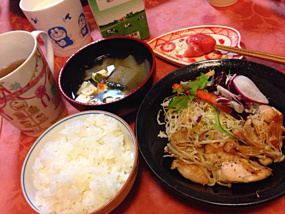 大根のお味噌汁とサラダと、鶏肉とエノキのガーリックソテー|よ～さん