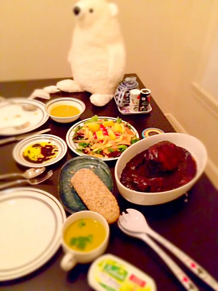 Pork, smoked salmon/avocado salada/ bread with nuts and sesame/ corn soup|iko hondaさん