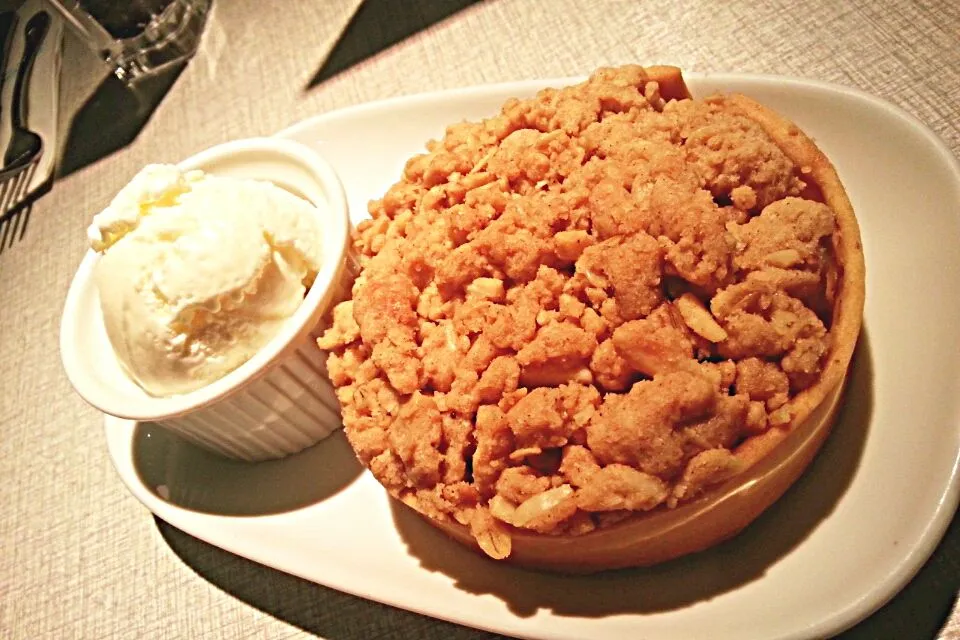 Snapdishの料理写真:Macadamia Pie with banana x apple crumbles (topped with vanilla ice cream)|Velma Annさん