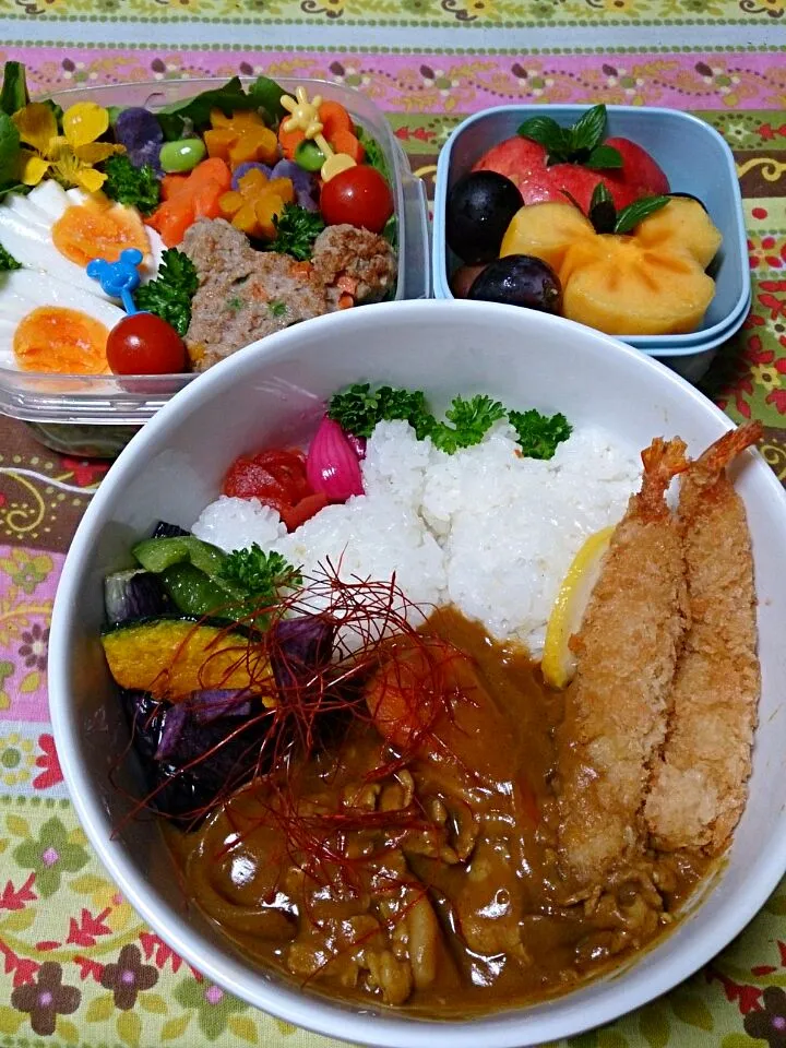 エビフライ激辛カレー弁当
ルッコラ・水菜・温野菜サラダ
ゆで卵
ハンバーグ
りんご・柿・ブドウ|るるさん