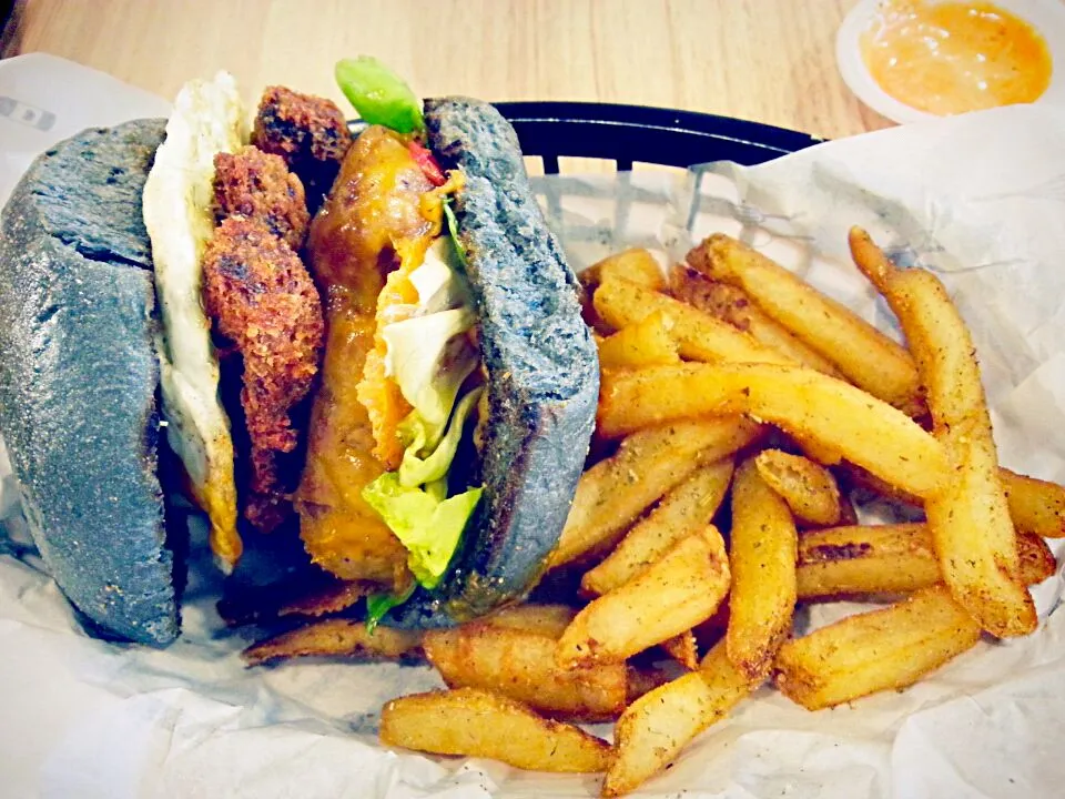 Charcoal burger with beef patties, fried shitake mushroom & Pineapple slice|Velma Annさん