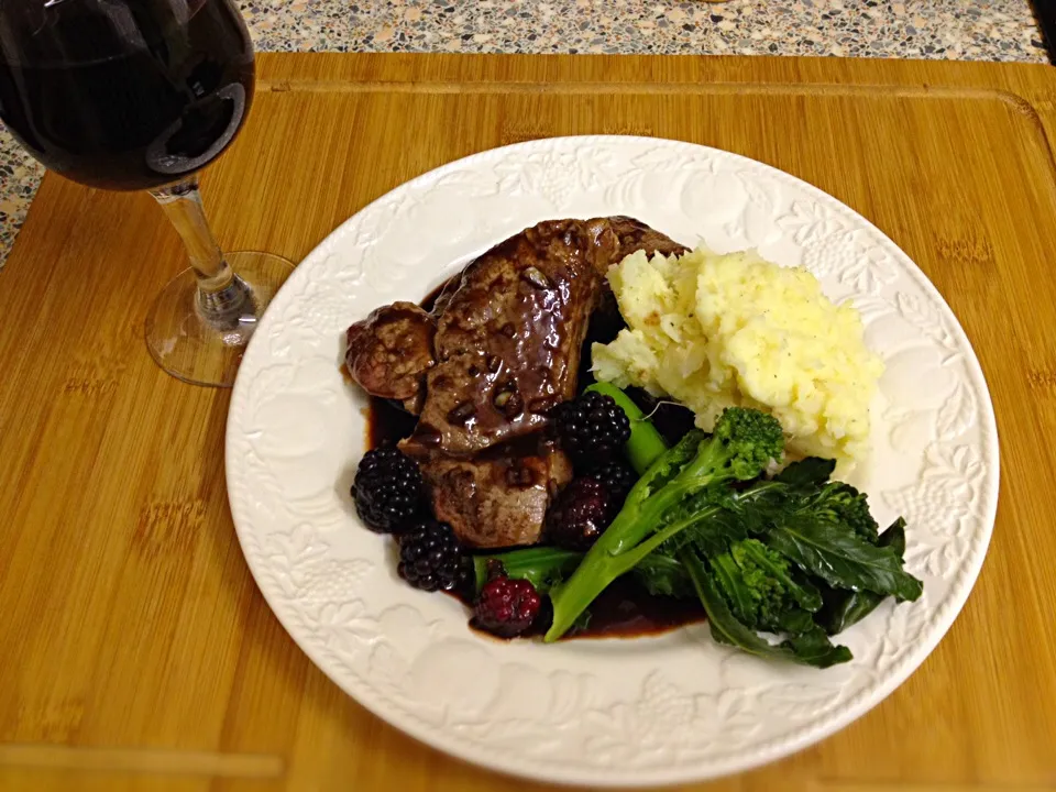 Snapdishの料理写真:Pan fried Venison Steak, Celeriac mash, and Broccoli with a blackcurrant sauce .|Steve Pountneyさん