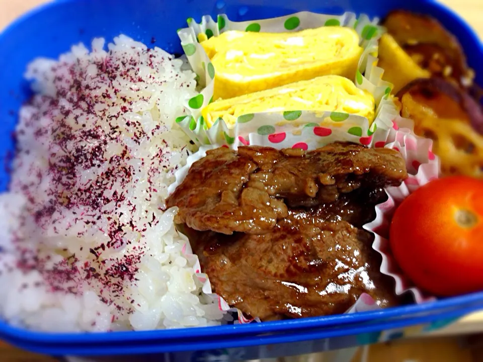 お弁当＊れんこんと薩摩芋の甘辛炒め、焼肉、卵焼き♡|おちびさんさん