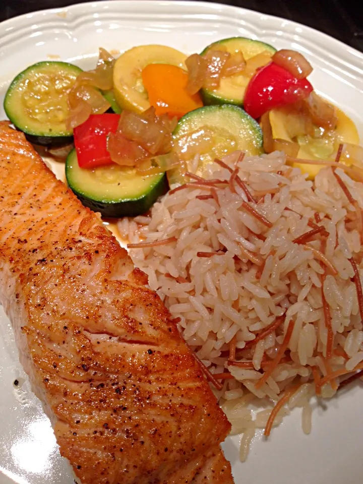 Pan fried salmon, sautéed zucchini and rice pilaf.|Emmie Pizarroさん