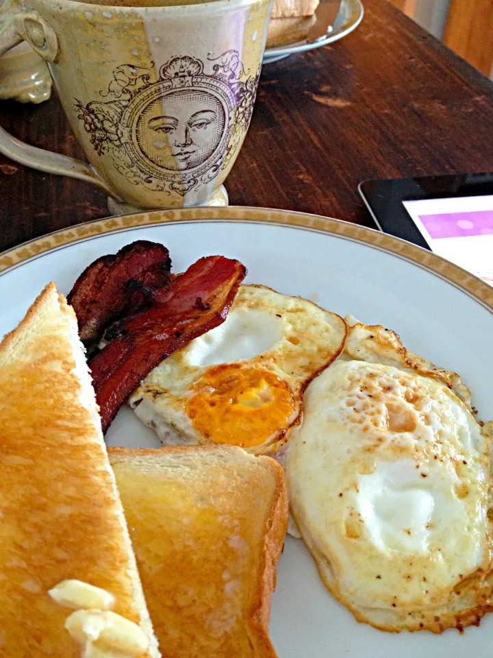 Tea toast eggs and bacon|lauren shannonさん